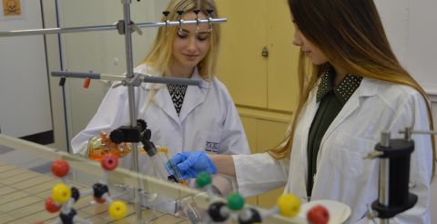 Laboratorium chemiczne - uczennice podczas wykonywania doświadczenia
