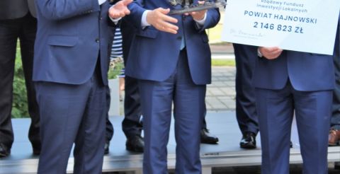 Burmistrz Miasta Hajnówka wręcza Premierowi Mateuszowi Morawieckiemu pamiątkową statuetkę żubra