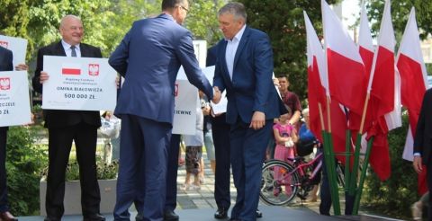 Przekazanie promesy wójtowi gminy Dubicze Cerkiewne