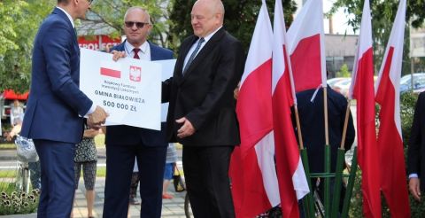 Przekazanie promesy wójtowi gminy Białowieża