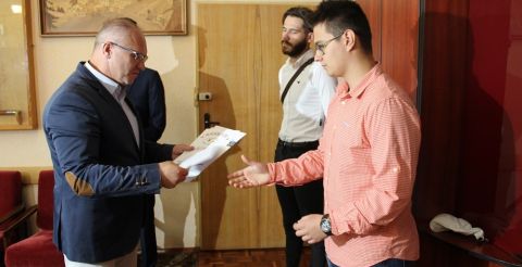 Wręczenia dyplomów wyróżnionym uczniom dokonuje Starosta Hajnowski 