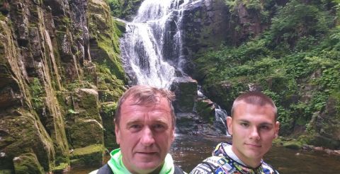 Podczas zwiedzania - Łukasz z trenerem na tle wodospadu 