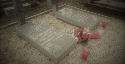 Wiązanka na mogiłach na Cmentarzu Żołnierzy Radzieckich 
