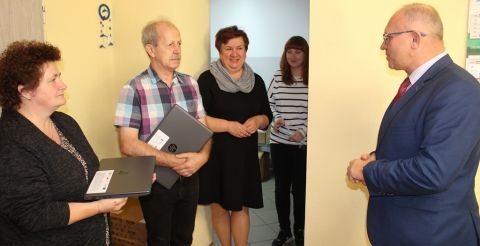Starosta Hajnowski podczas przekazania laptopów - na zdjęciu 5 osób