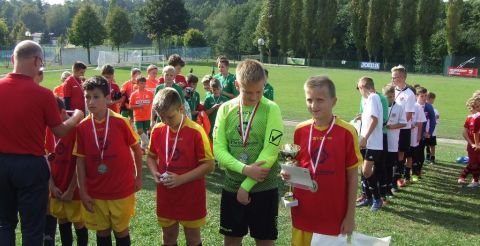 Młodzi piłkarze odbierają puchary i medale