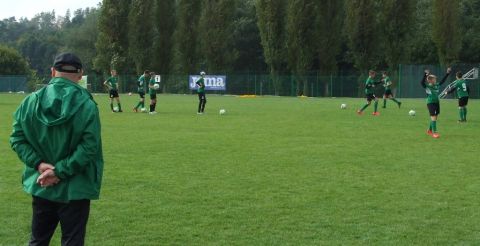 Trening na boisku piłkarskim na terenie Ośrodka Wypoczynkowego Polonez w Mrągowie. 