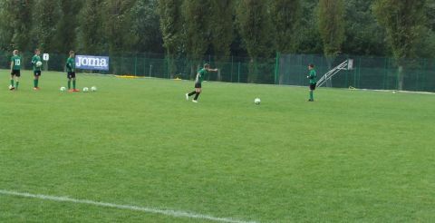 Trening na boisku piłkarskim na terenie Ośrodka Wypoczynkowego Polonez w Mrągowie. 