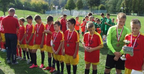 Młodzi piłkarze odbierają puchary i medale