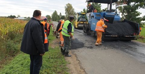 Pracownicy podczas wykonywanych prac na odcinku drogi 1628B Łosinka - Kutowa