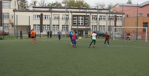 Uczestnicy dwóch drużyn grają na boisku - kolejna z akcji meczowych