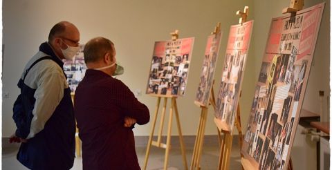 Uczestnicy zwiedzają wystawę zdjęć prezentującą działalność Muzeum Kultury Białoruskiej