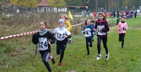 2. Dziewczęta rocznik 2010 na trasie - do przebiegnięcia mają 600 metrów.