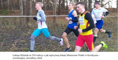 Łukasz Klimiuk walczy o lokatę z innymi zawodnikami na Mistrzostwach - biegnie 4 uczestników zawodów