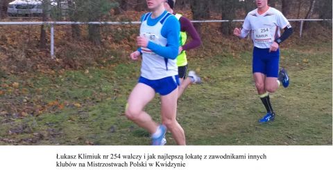 Łukasz Klimiuk walczy o lokatę z innymi zawodnikami na Mistrzostwach - biegnie 3 uczestników 