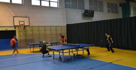 5. DRS Siemiatycze-Hajnówka. Cztery osoby w dwóch parach grają przy stołach tenisowych 
