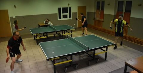 uczestnicy podczas rozgrywek - dwie pary grają przy stołach do ping-ponga