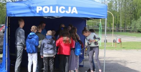 Policjanci tłumaczyli młodzieży zasady bezpiecznego uczestnictwa w ruchu drogowym