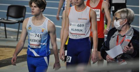 Łukasz Klimiuk na wyprowadzeniu w tle zawodnicy startujacy na 1000m