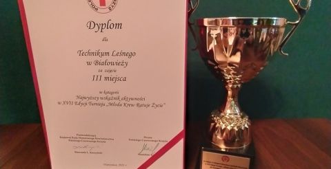 Dyplom dla Techikum Leśnego za zajęcie III miejsca w kategorii Najwyższy wskaźnik aktywności w XVII Edycji Turnieju "Młoda krew życie" wraz z pucharem
