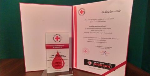 Dyplom dla Technikum Leśnego za zajęcie III miejsca w kategorii Najwyższy wskaźnik aktywności w XVII Edycji Turnieju "Młoda krew życie" wraz ze statuetką