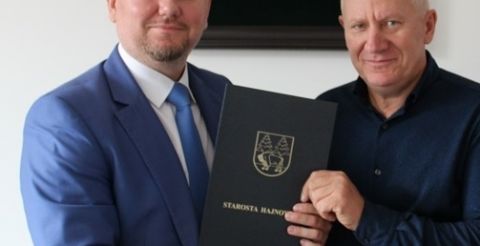 Podpisanie wniosku przes Starostę Hajnowskiego Mirosława Romaniuka i Wicestarostę Jadwigę Dąbrowską